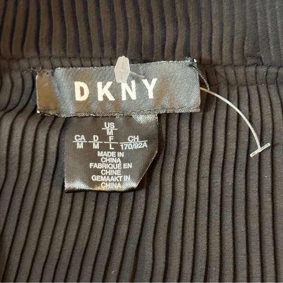 DKNY Black Pleated Tie Front Blouse

#1091 - Picture 6 of 9
